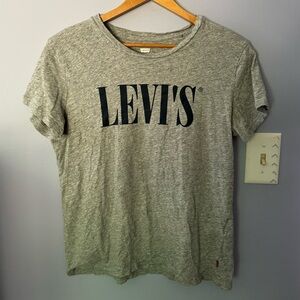 🦋Levi’s graphic tee🦋